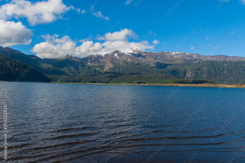 Parque nacional Conguillio  Sur De Chile región de la araucanía naturaleza bosque nativo lago natural Araucaria paisaje montaña turismo