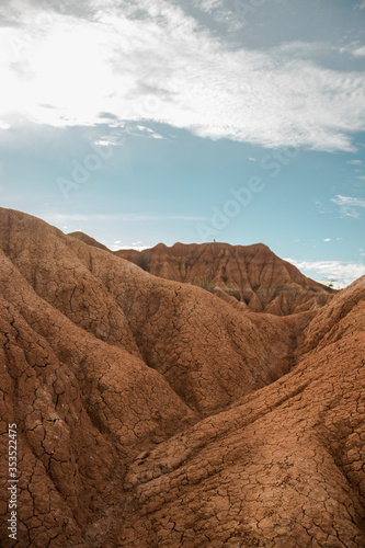 Desierto de la tatacoa, dunas rojas en dia soleado (ID: 353522475)