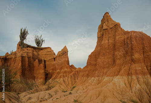 Dunas rojas Desierto de la Tatacoa (ID: 353522633)