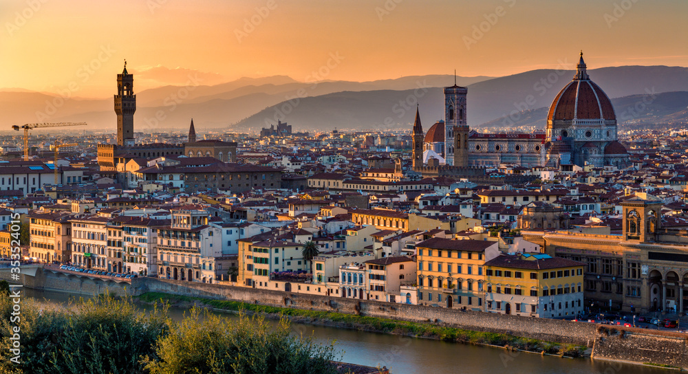 Aerial view of Firenze, Italia, at sunset.