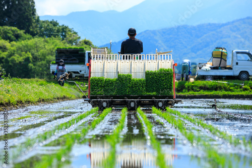 田植機　田植え　農業　農作業