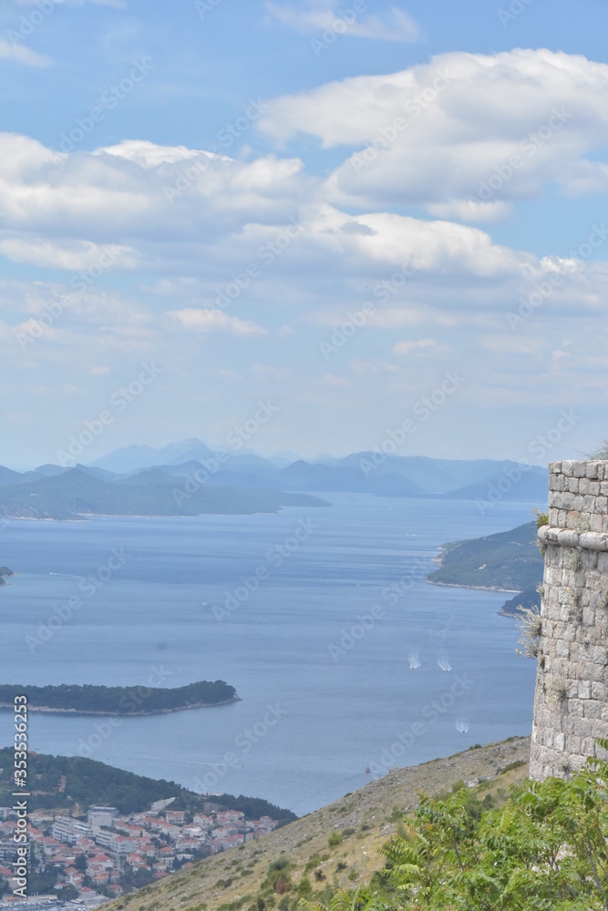 アドリア海の真珠ークロアチア必見の観光スポット　ドブロブニク
