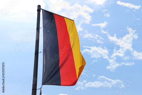 Deutsche Nationalfahne vor blauem Himmel