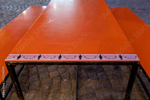 Hinweis zum Abstandhalten im Rahmen der Corona-Eindämmungsverordnung auf einem Tisch eines Leipziger Restaurants.
