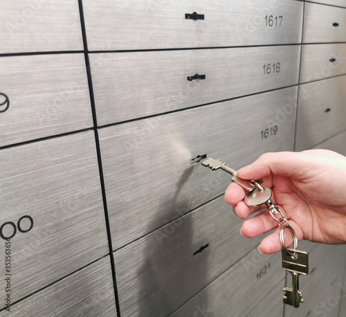 Schließfach in einem Tresor einer Bank öffnen