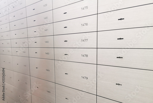 Schließfach in einem Tresor einer Bank öffnen