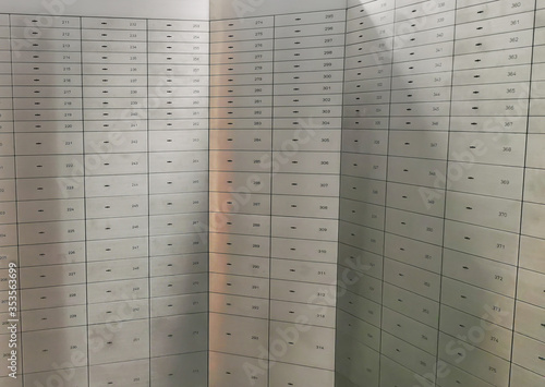 Schließfach in einem Tresor einer Bank öffnen