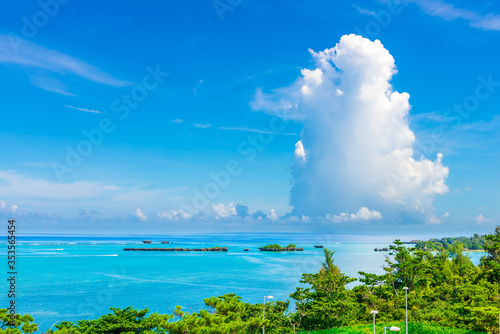 夏空と沖縄の海 © takusan