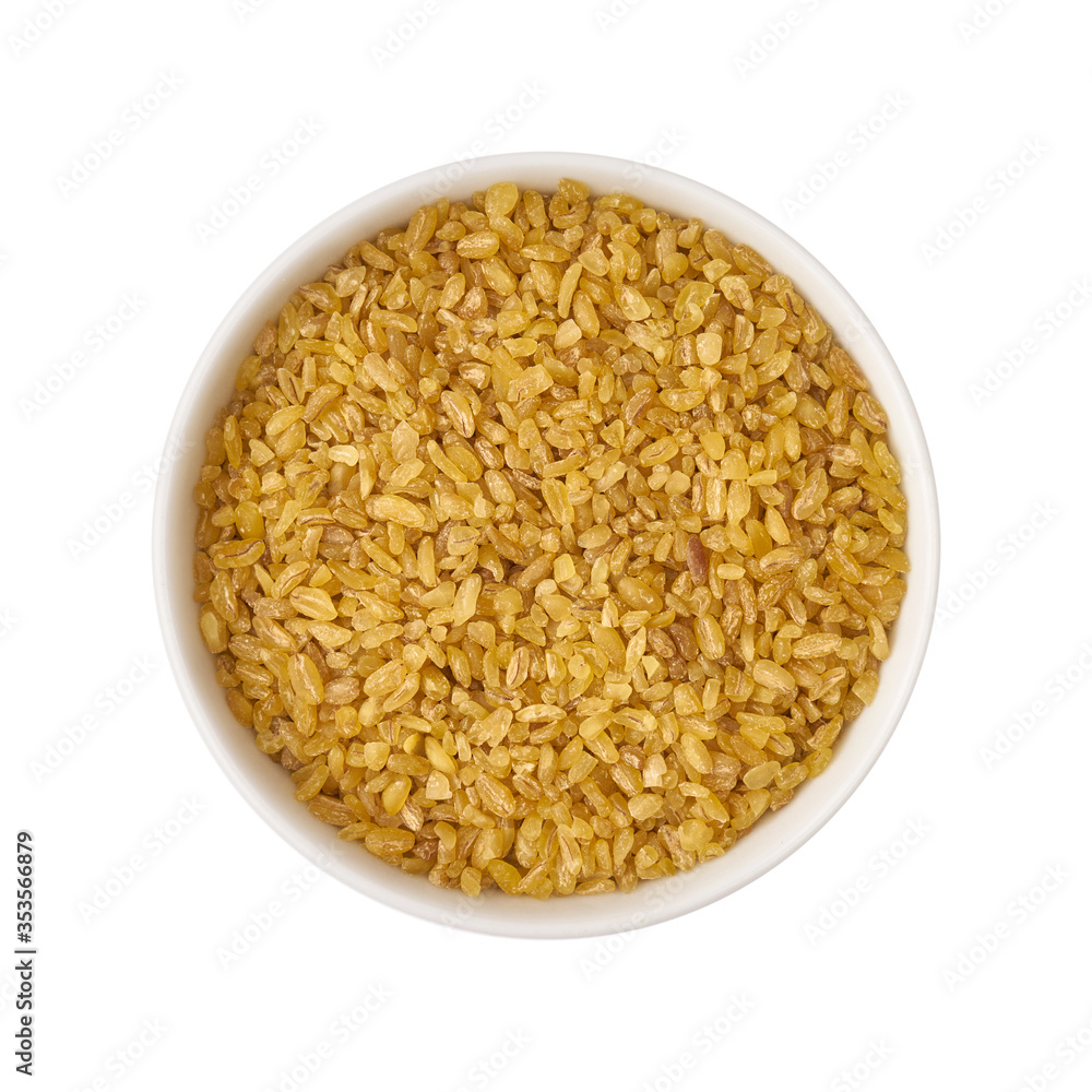 Kasza bulgur w misce widok z góry, wyizolowane białe tło Kasza bulgur w misce widok z góry, wyizolowane białe tło