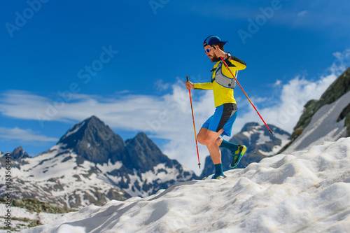 Φωτογραφία Practice skyrunning at high altitude on the snow during the descent