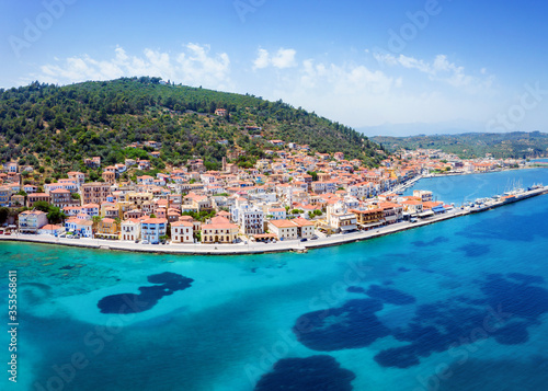 Luftaufnahme des idyllischen Küstenortes von Gytheio, südliches Peloponnes, Griechenland, mit türkisem Meer und traditionellen Häusern mit roten Ziegeldächern