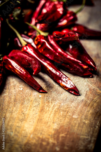 Obraz na płótnie Dry red chilli pepper on wooden table w salonie