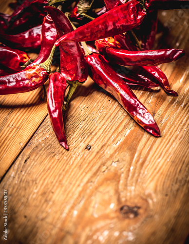 Obraz na płótnie Dry red chilli pepper on wooden table w salonie