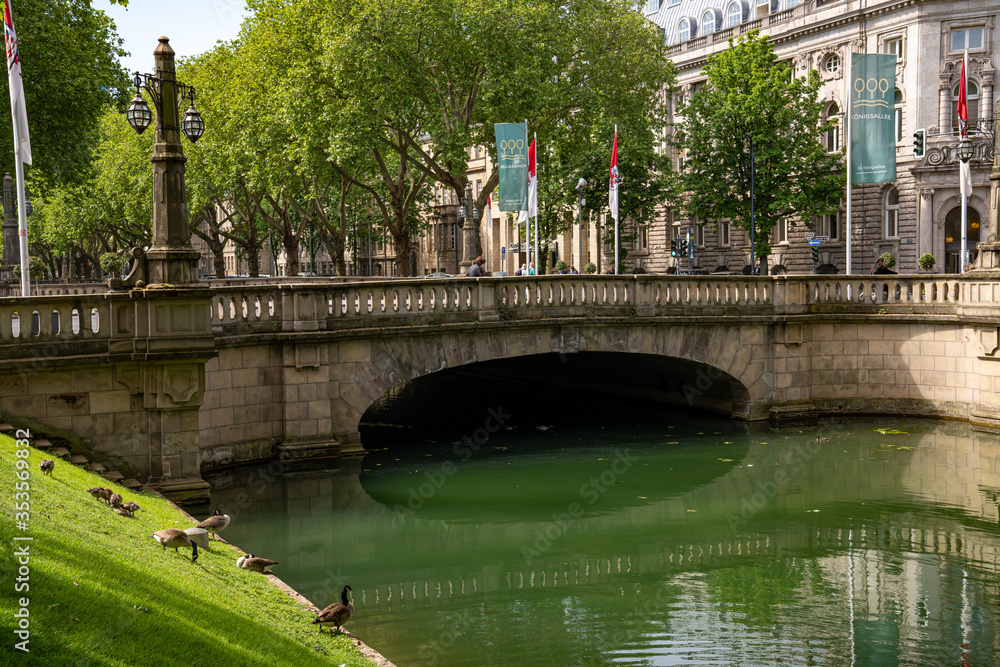 Naklejka premium Brücke an der Königsallee in Düsseldorf, Deutschland