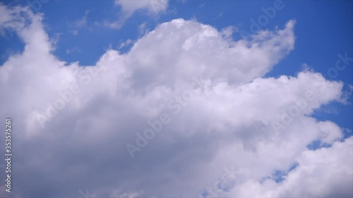 青空と流れる雲の動画	