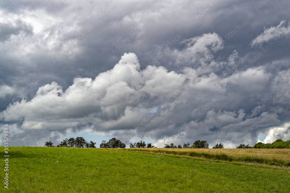 Paysage de campagne par un jour d'été orageux Paysage de campagne par un jour d'été orageux