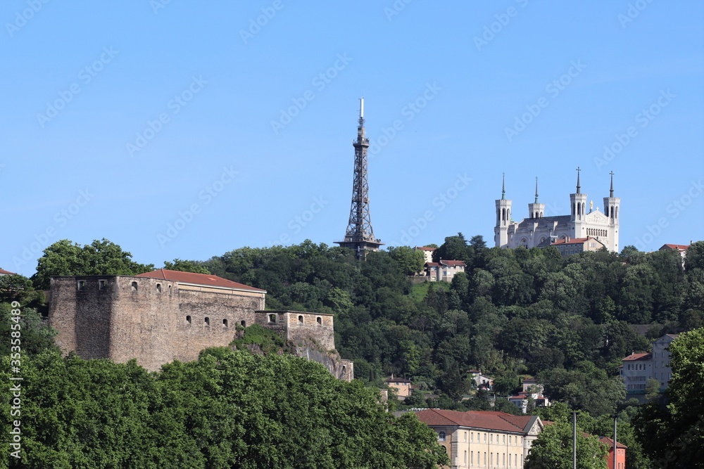 Lyon - Le fort Saint Jean, la tour métallique et la basilique de Fourvière vus depuis les quais de Saône - Ville de lyon - Département du Rhône - France 