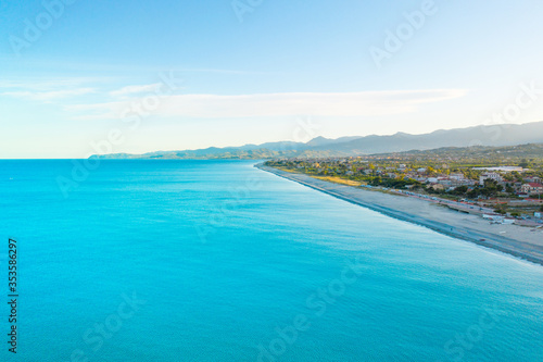 Città di Locri in Calabria, vista aerea in Estate del mare e della costa sabbiosa. © Polonio Video