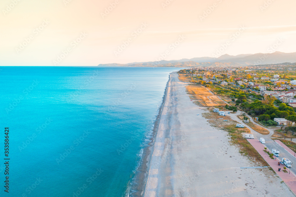 Città di Locri in Calabria, vista aerea in Estate del mare e della costa sabbiosa.