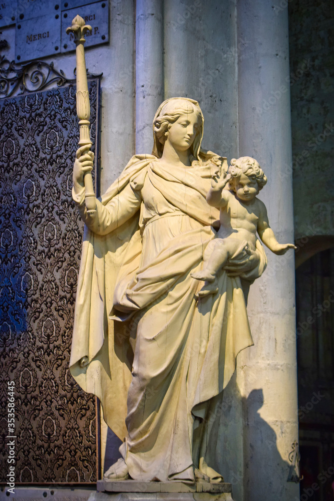 Virgen Maria y niño Jesus en catedral de Tours
