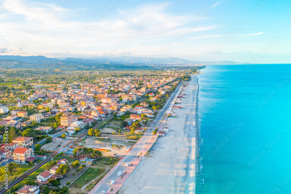 Fototapeta premium Città di Locri in Calabria, vista aerea in Estate del mare e della costa sabbiosa.