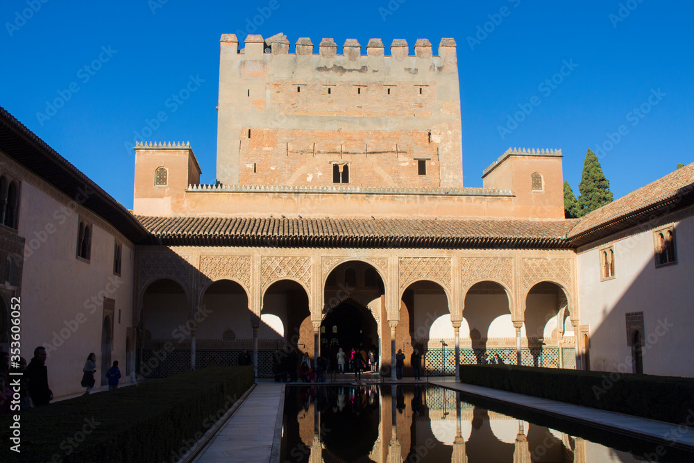 Fototapeta premium edificio viejo dándole el sol en la ciudad de Granada