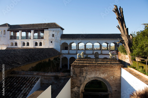 edificio viejo dándole el sol en la ciudad de Granada