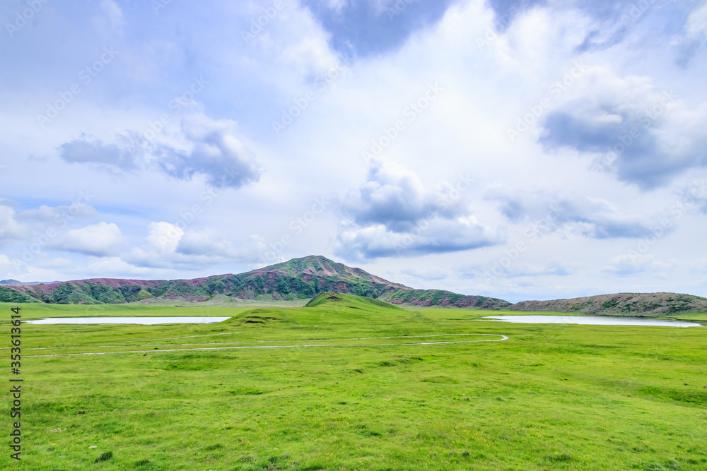 Fototapeta premium 草千里ヶ浜と烏帽子岳 熊本県阿蘇市 Kusasenrigahama and Mt.Eboshidake Kumamoto-ken Aso city