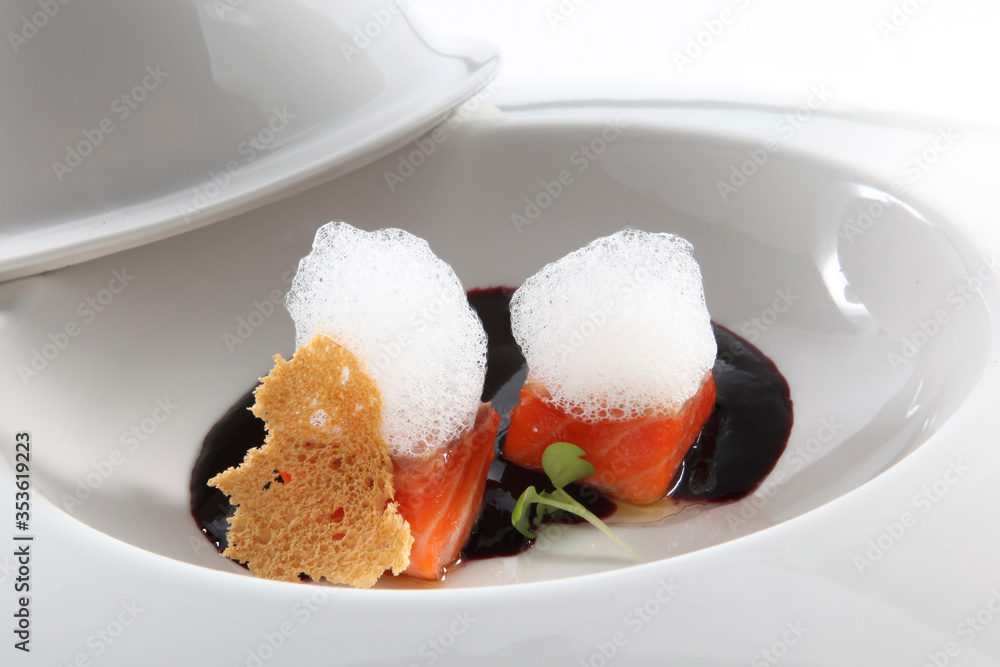 Salmón en tacos con espuma de aceite. Salmon in tacos with oil foam. Salmón en tacos con espuma de aceite. Salmon in tacos with oil foam.