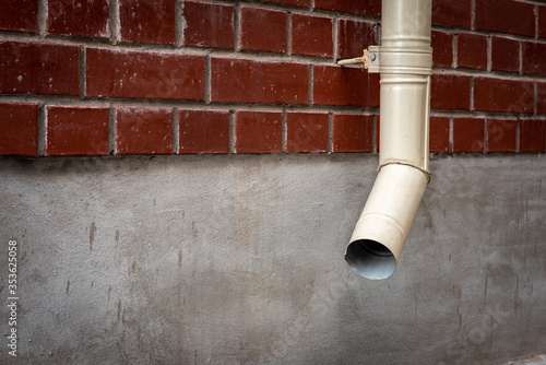 Εκτύπωση καμβά Old drain pipe on the brown brick wall. Downspout