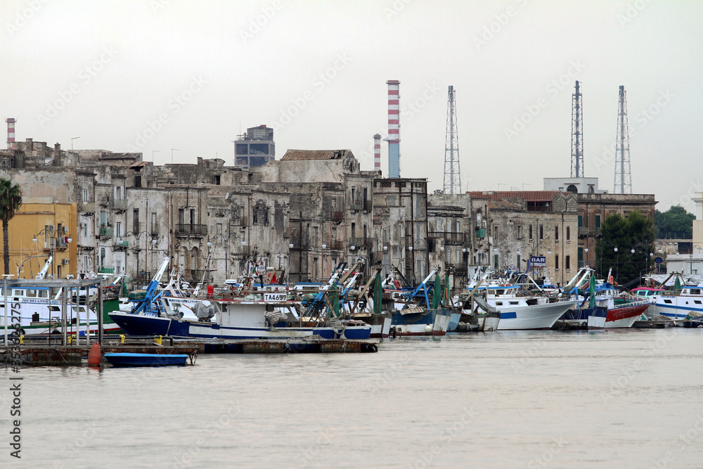Φωτογραφία Skyline of the old town of Taranto with fishing boats