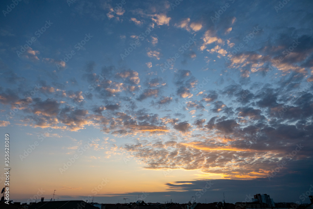Obraz premium Tramonto sui tetti di San Siro (Milano)