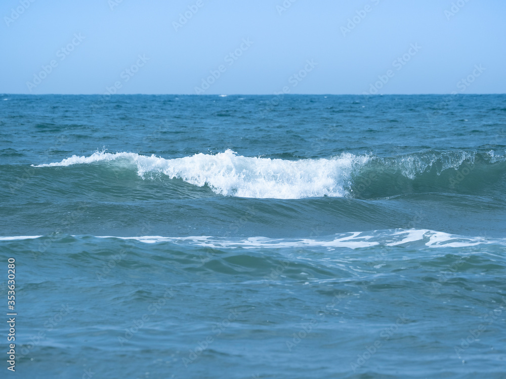 白波が立つ海