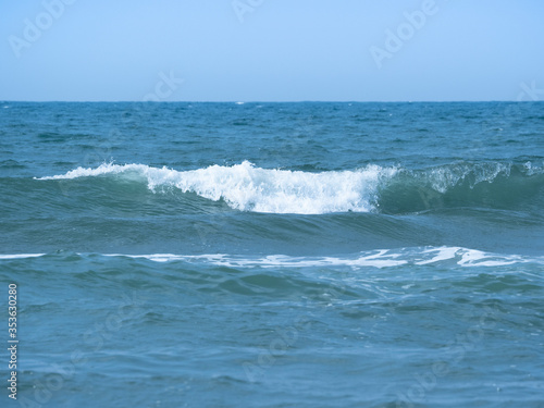白波が立つ海 © Rai Kitakami