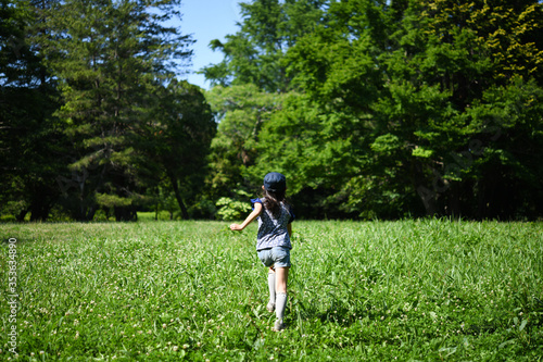 草原で走る子供