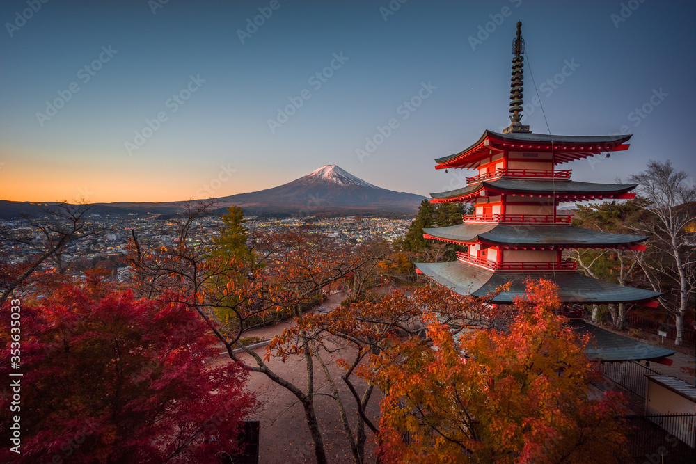 Fototapeta premium Mount Fuji from Chureito Pagoda at sunset