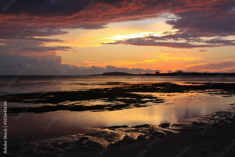 Fototapeta premium Scenic sunset at Pundewa beach islands silhouette