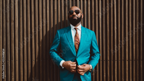 Φωτογραφία A handsome mature bald bearded African man in a sunglasses and a fashionable blu