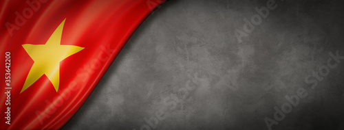 Foto Vietnamese flag on concrete wall banner