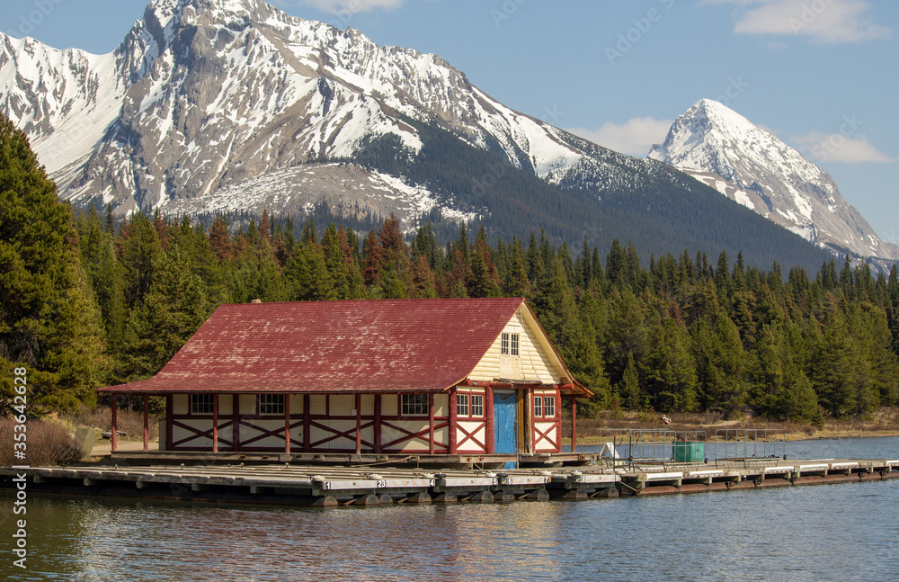 Fototapeta premium Cabin on the lake in the Rocky Mountains 