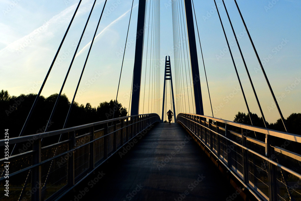 Fototapeta premium Most wiszący i rowerzysta