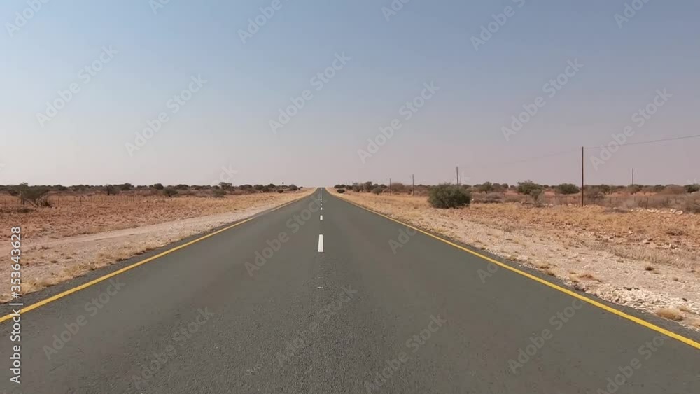 Asphaltstraße in Nambia mit Linksverkehr Asphaltstraße in Nambia mit Linksverkehr