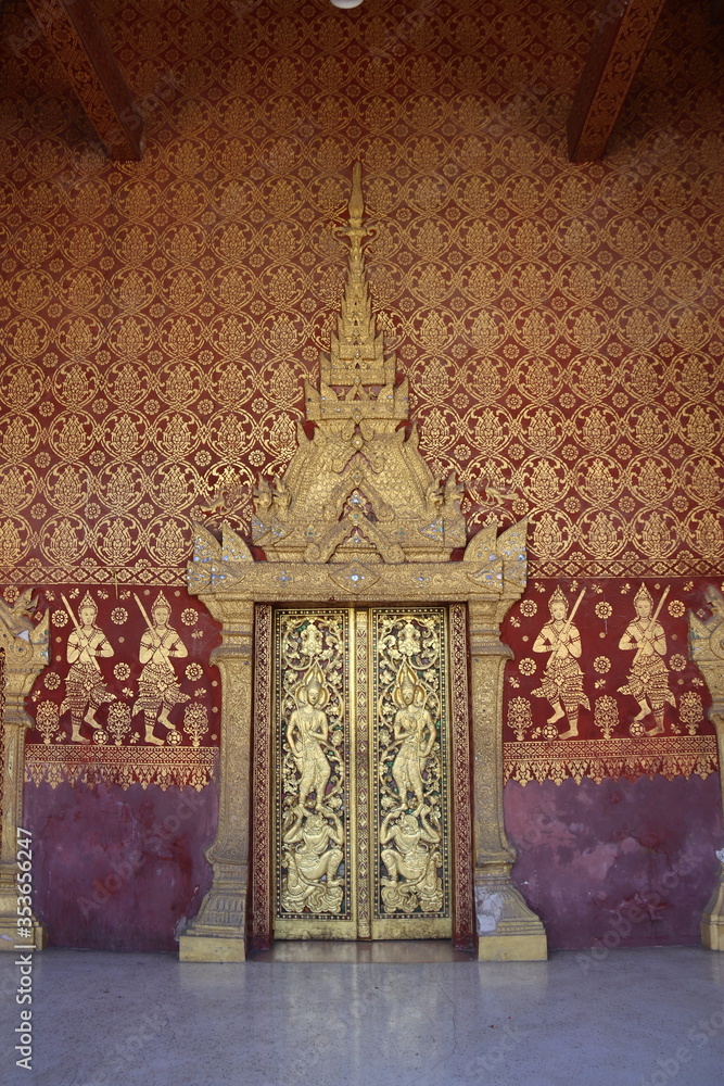 Porte d'une temple à Luang Prabang, Laos