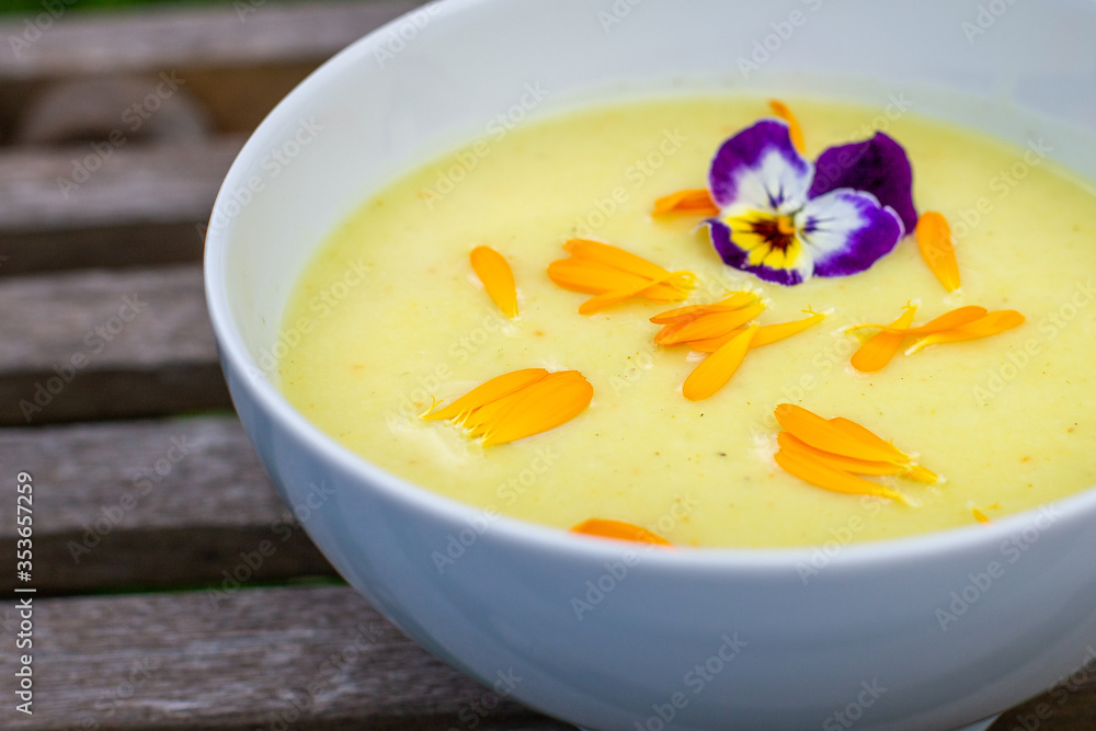 Kartoffelsuppe selbst gemacht auf rustikaler Holzbank Kartoffelsuppe selbst gemacht auf rustikaler Holzbank
