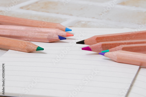 色鉛筆、色えんぴつ、文具、学校、文房具、塗り絵、お絵かき、カラフル、教育、色、木製、木、えんぴつ、ぬりえ、ノート、紙、ペーパー、用紙