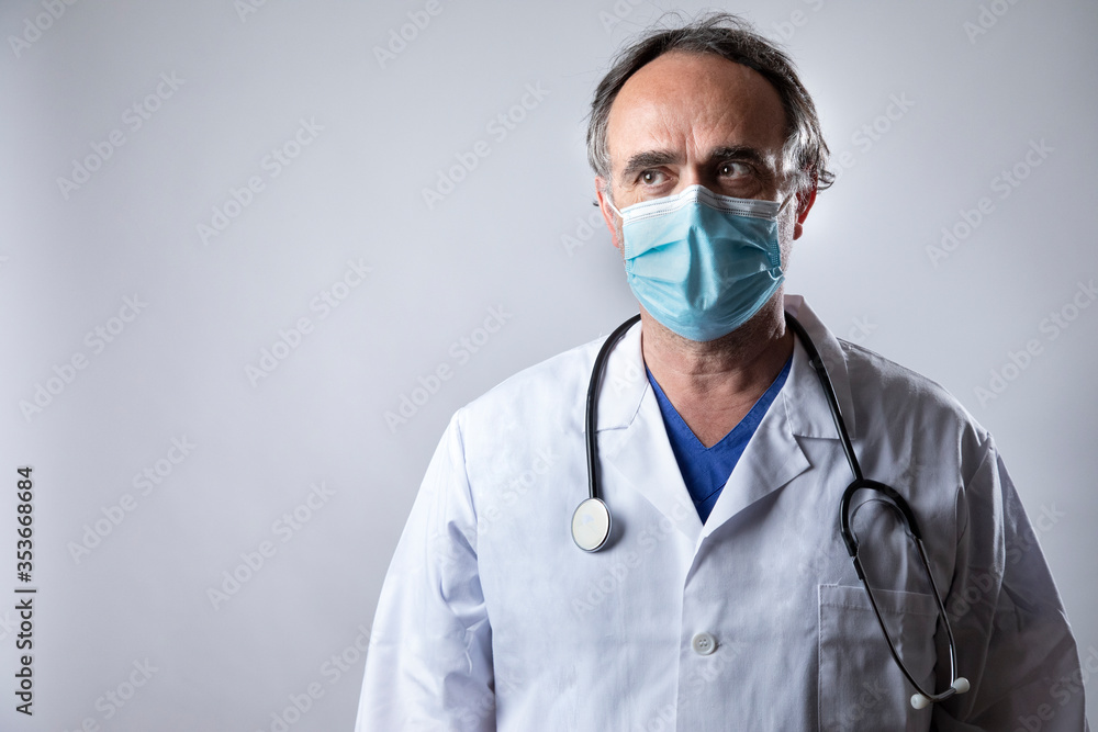 medico in camice bianco e stetofonendoscopio indossa una mascherina facciale chirurgica , isolato su sfondo medico in camice bianco e stetofonendoscopio indossa una mascherina facciale chirurgica , isolato su sfondo