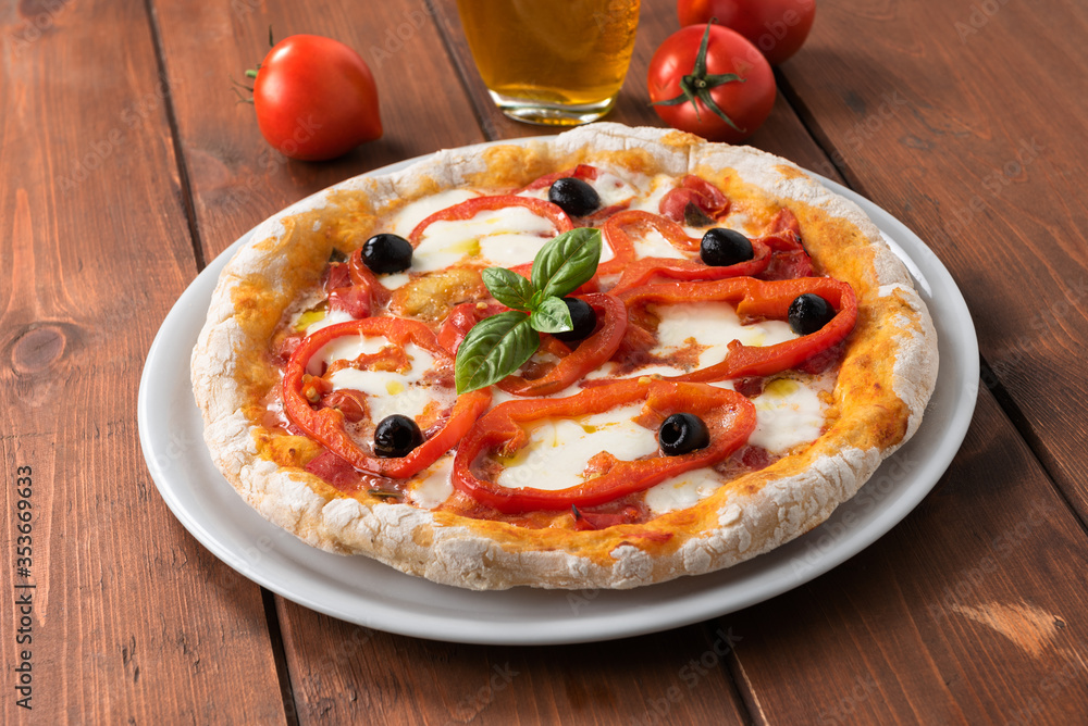 Deliziosa pizza con peperoni e olive nere