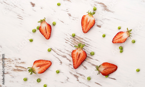 Fototapeta Naklejka Na Ścianę i Meble -  strawberries on a wooden board. pattern of fruits. natural foods.