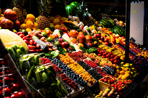 Obst- und Gemüsestand im Foodmarket, Moskau photo