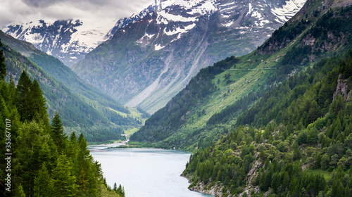 Paesaggio alpino. Alta montagna. Lago di Beauregard. Artificiale. Vista verso il sentiero e il fiume che arriva alla sorgente. Valle d'Aosta. Italia